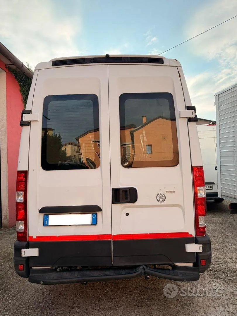 Iveco Daily 2010 photo 2