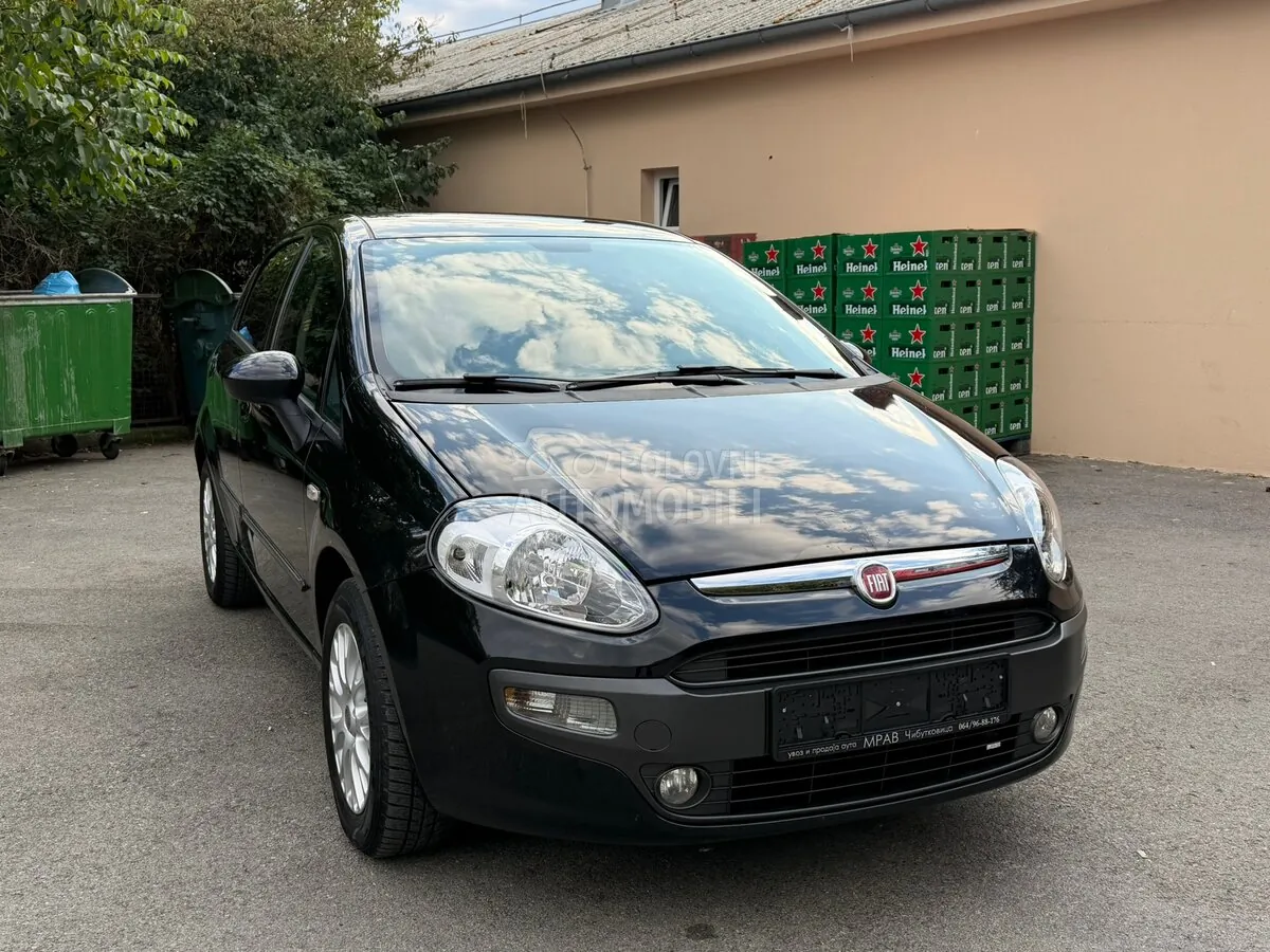 Fiat Grande Punto 2011 photo 2