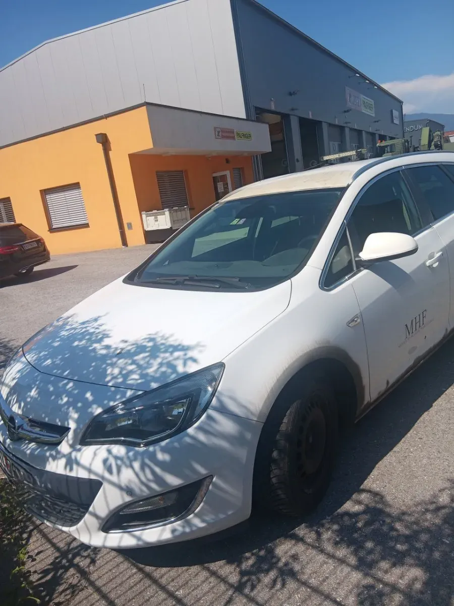 Opel Astra 2014 photo 2
