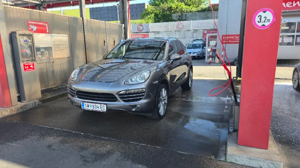 Porsche Cayenne 2012 photo 2