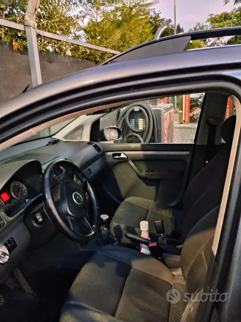 Volkswagen Touran 2006 photo 2