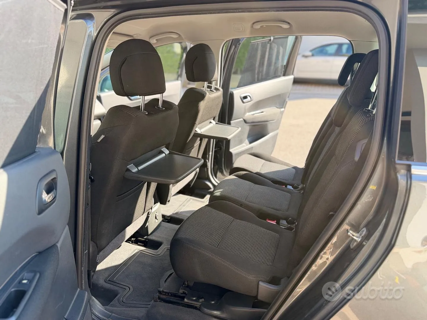 Peugeot 5008 2010 photo 2