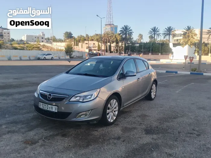 Opel Astra 2012 photo 2