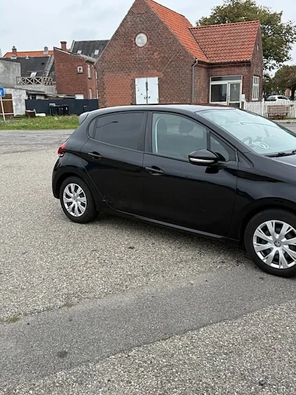 Peugeot 208 2017 photo 3