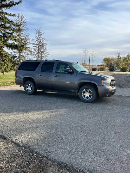 Chevrolet Suburban 2011 photo 2