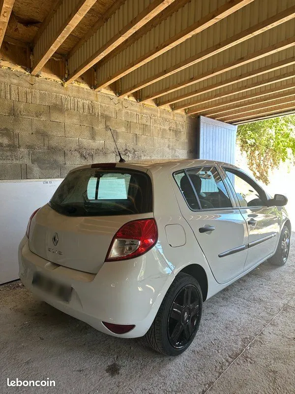 Renault Clio 2011 photo 2