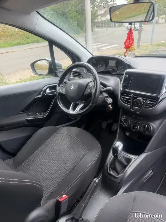 Peugeot 208 2017 photo 3