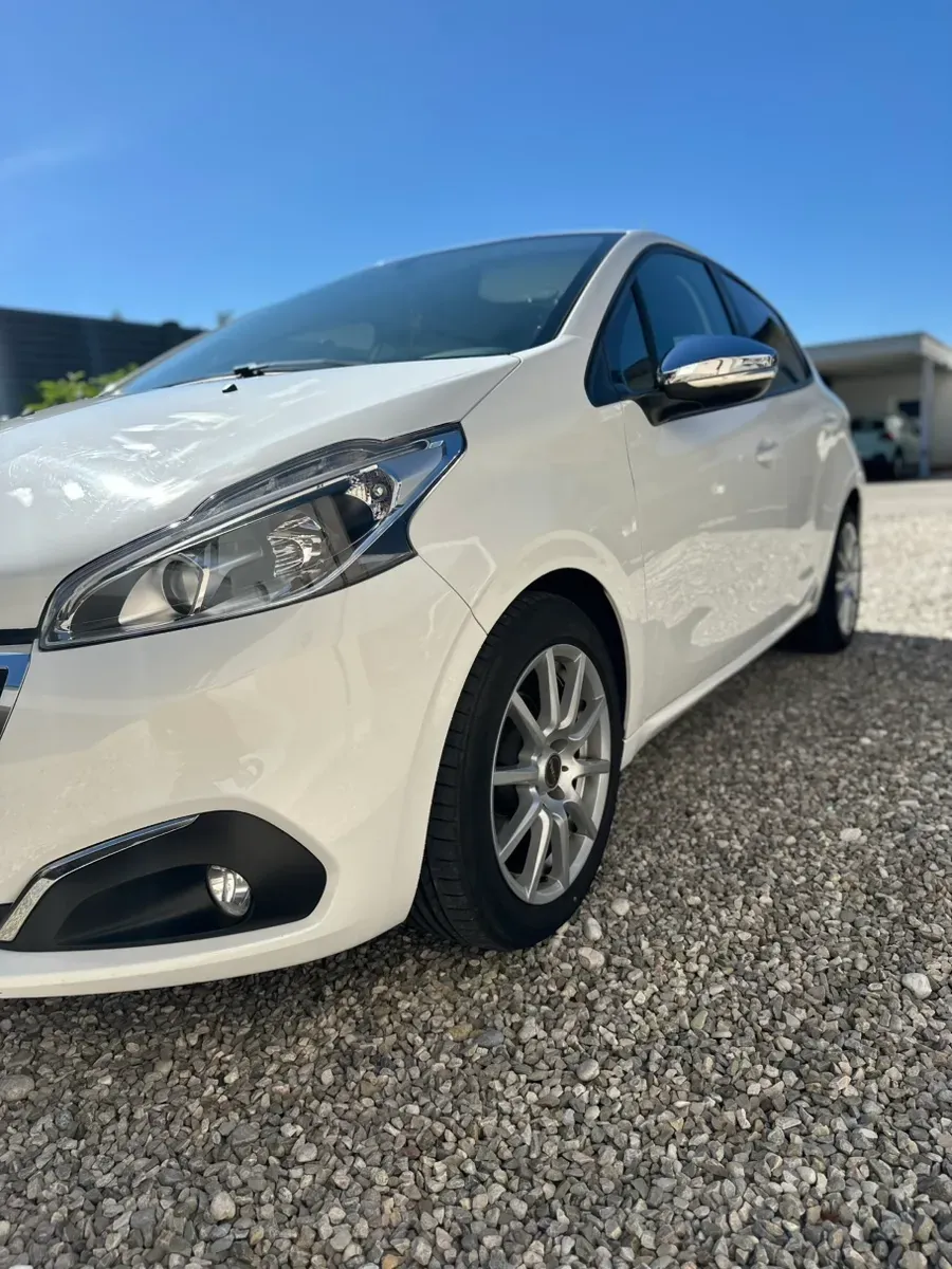 Peugeot 208 2017 photo 3