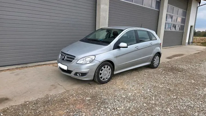 Mercedes-Benz B180