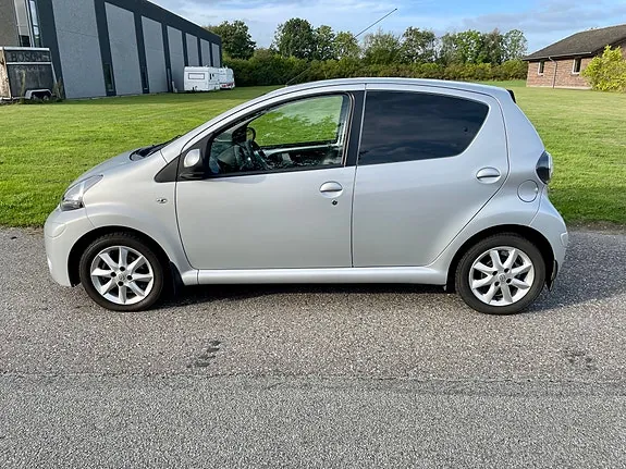 Toyota Aygo 2012 photo 2