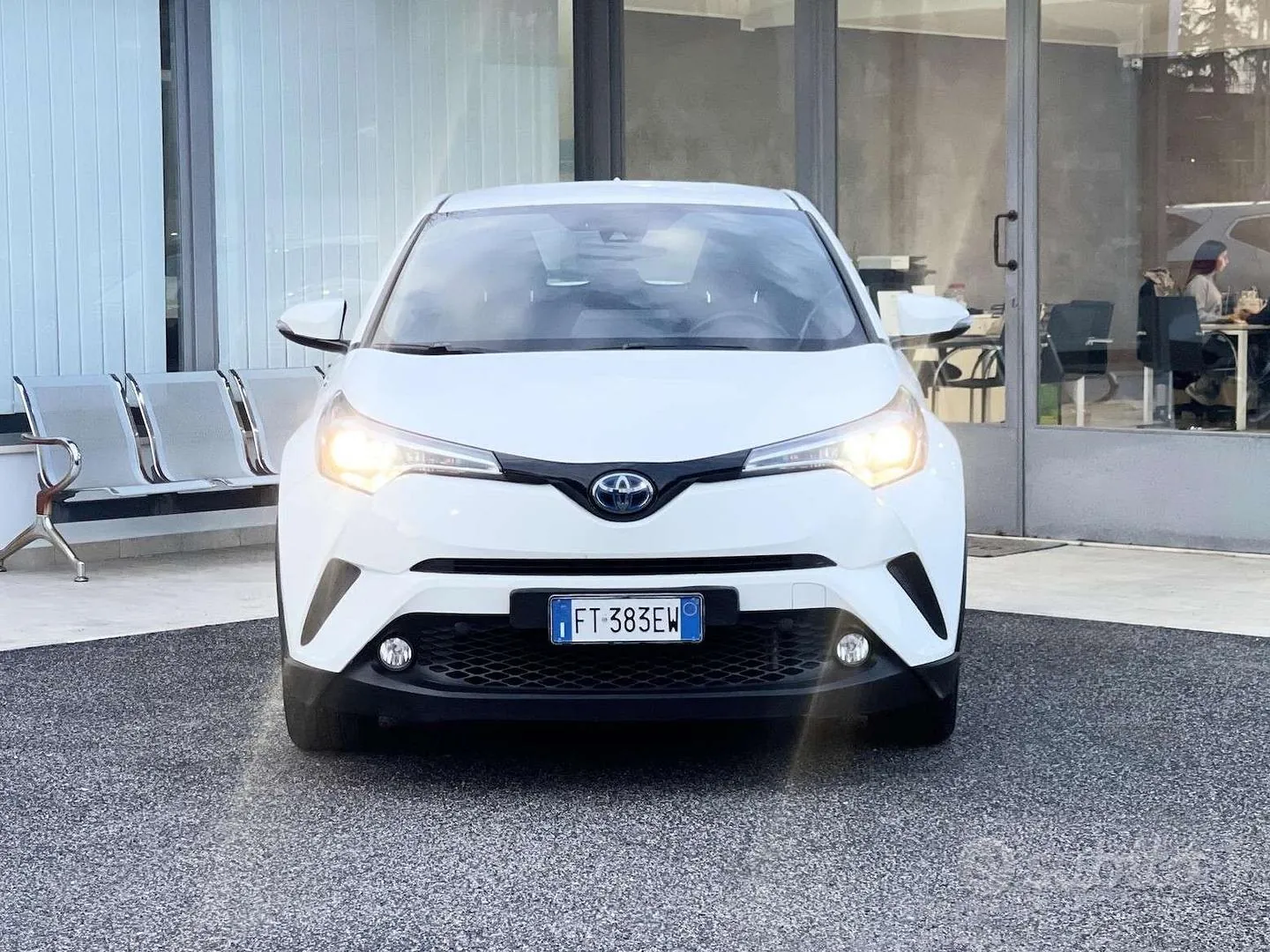 Toyota C-Hr 2018 photo 2