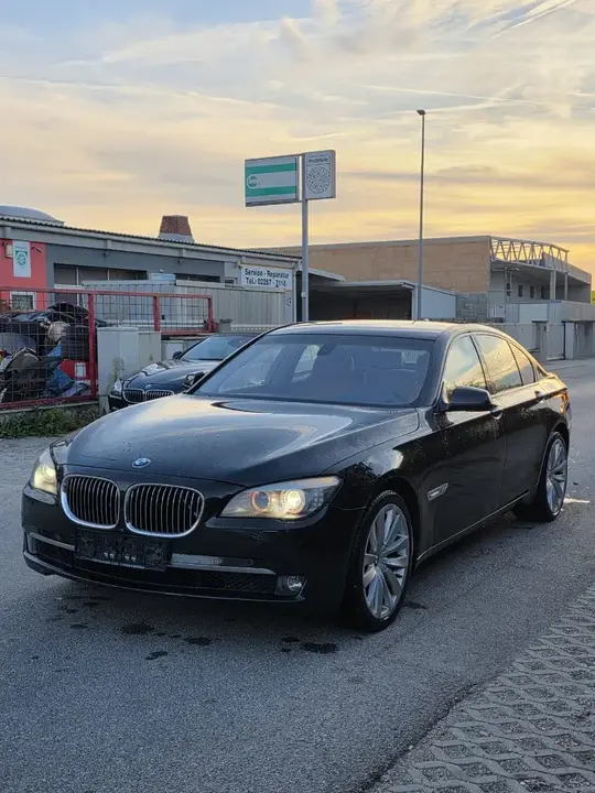 BMW 7 Series 2009 photo 2