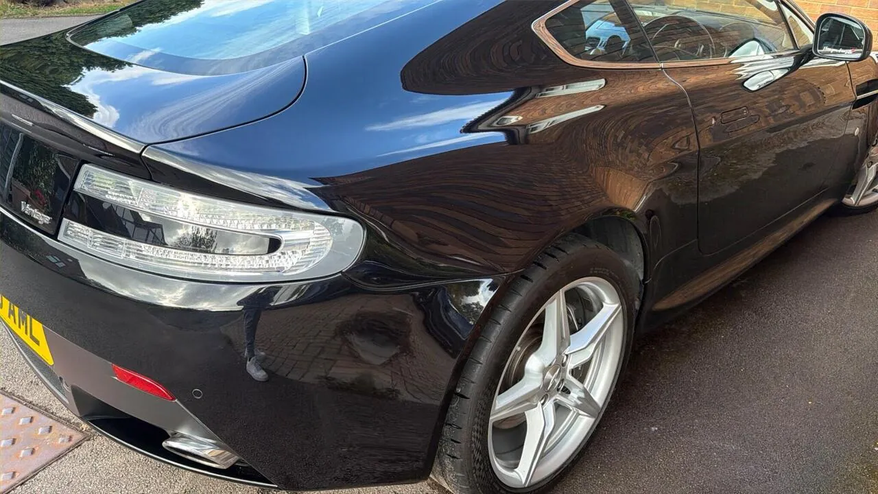 Aston Martin Vantage 2015 photo 3