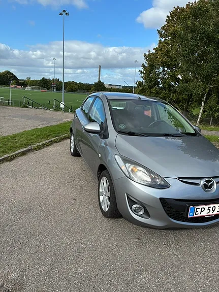 Mazda 2 2012 photo 2