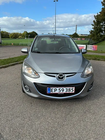 Mazda 2 2012 photo 3