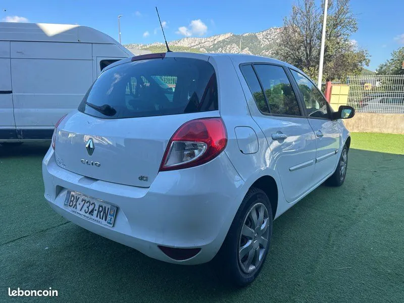 Renault Clio 2011 photo 2