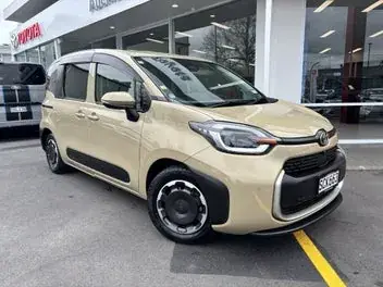 Toyota Sienta 2023 photo 2