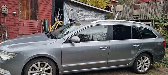 Skoda Superb 2012 photo 2
