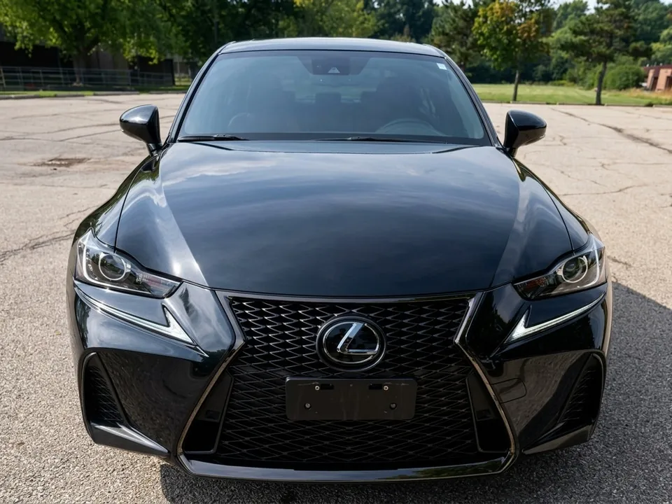 Lexus Is 300 2020 photo 2