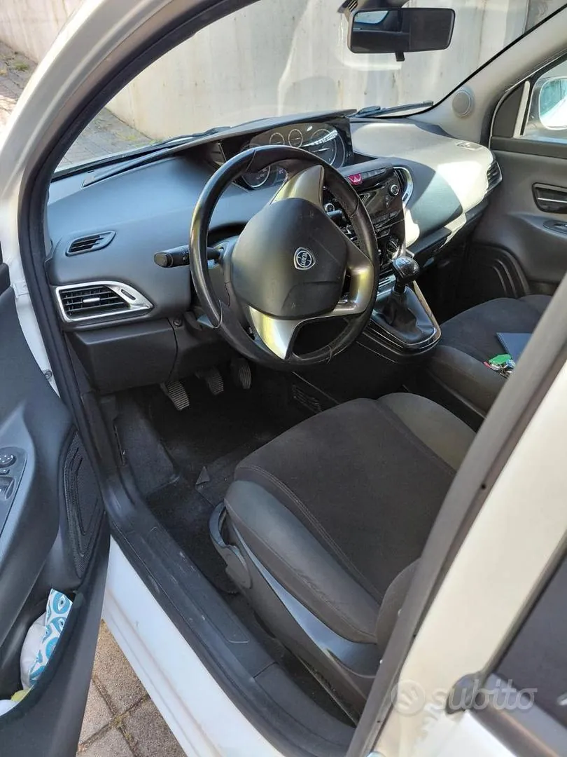 Lancia Ypsilon 2013 photo 2