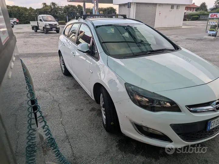 Opel Astra 2013 photo 2