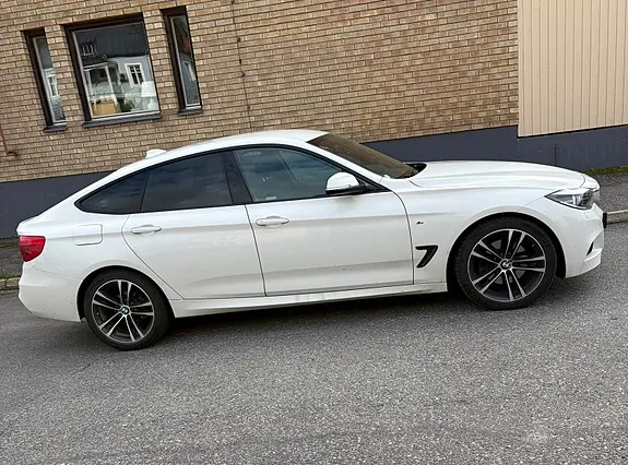 BMW 330I 2018 photo 2