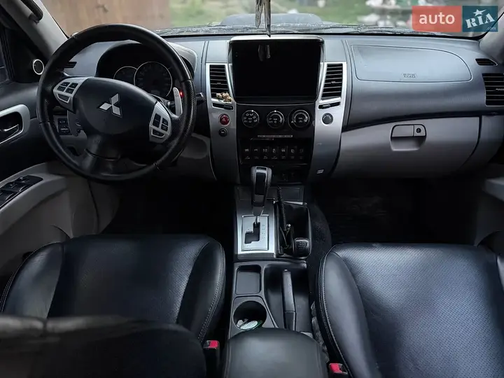 Mitsubishi Pajero 2010 photo 4
