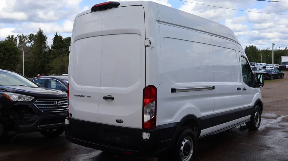 Ford Transit 2023 photo 4