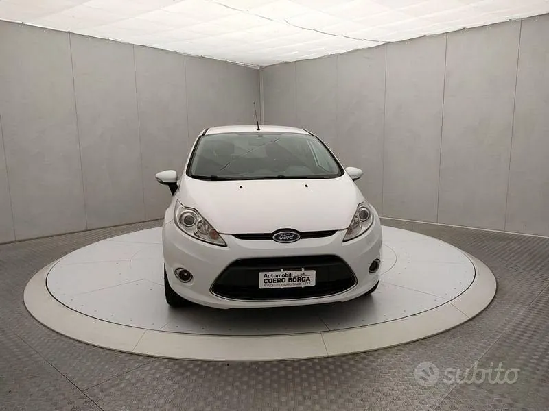 Ford Fiesta 2010 photo 2