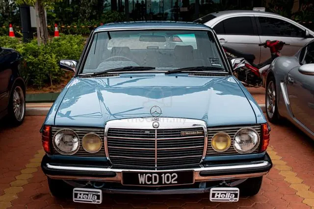 Mercedes-Benz 230E