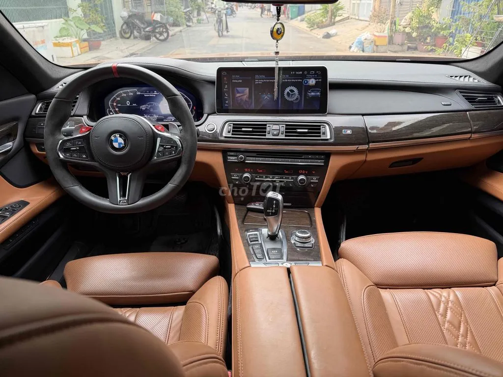 BMW 7 Series 2010 photo 2