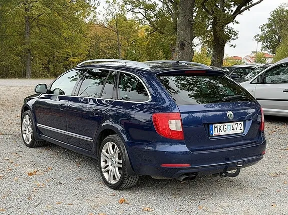 Skoda Superb 2011 photo 4
