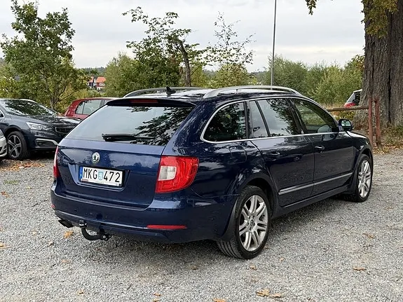 Skoda Superb 2011 photo 3