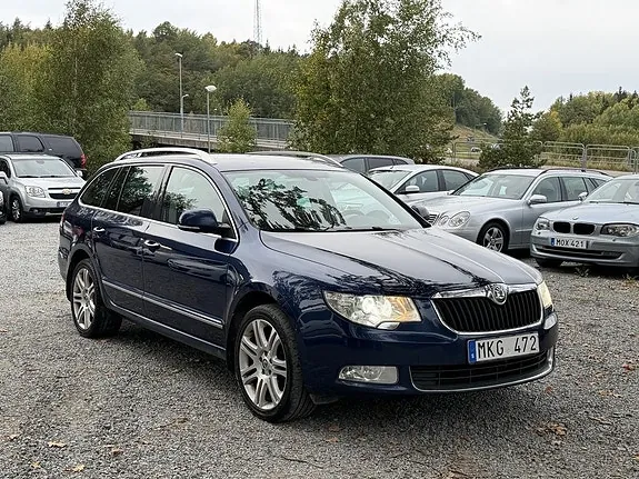 Skoda Superb 2011 photo 2