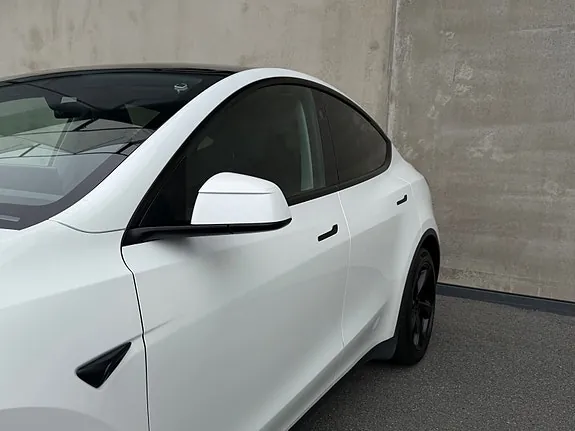 Tesla Model Y 2025 photo 5