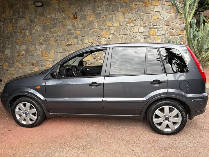Ford Fusion 2004 photo 3
