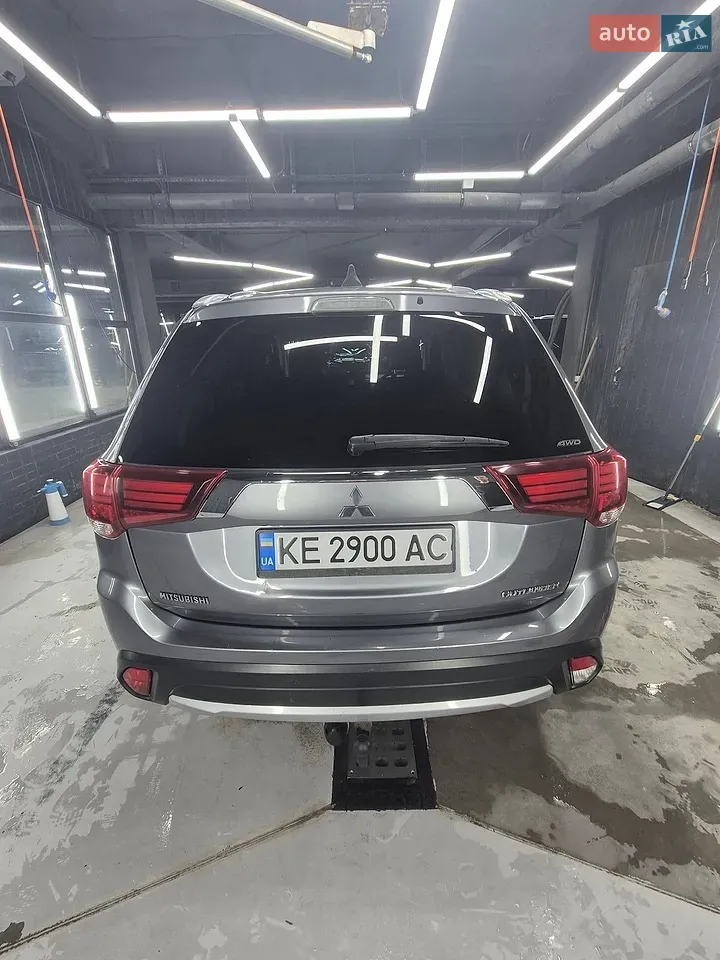 Mitsubishi Outlander 2017 photo 2
