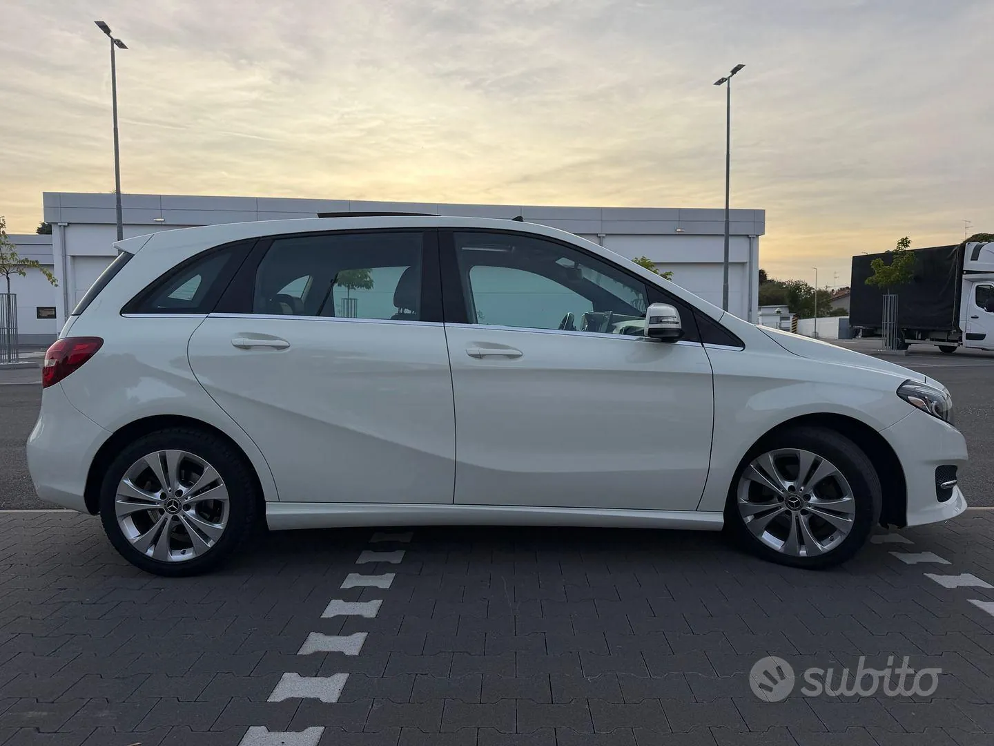 Mercedes-Benz 200 D Sport Next 2017 photo 4