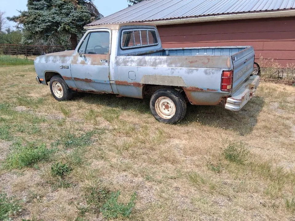 Dodge D100 1985 photo 2