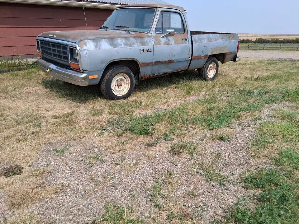 Dodge D100 1985 photo 3