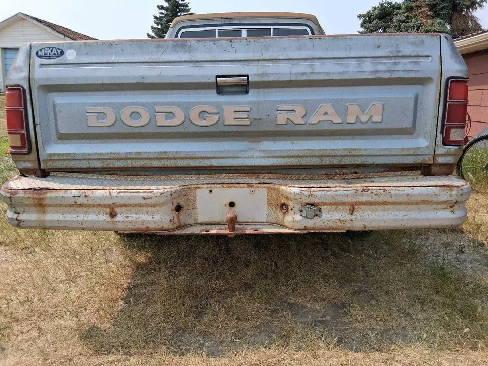 Dodge D100 1985 photo 4