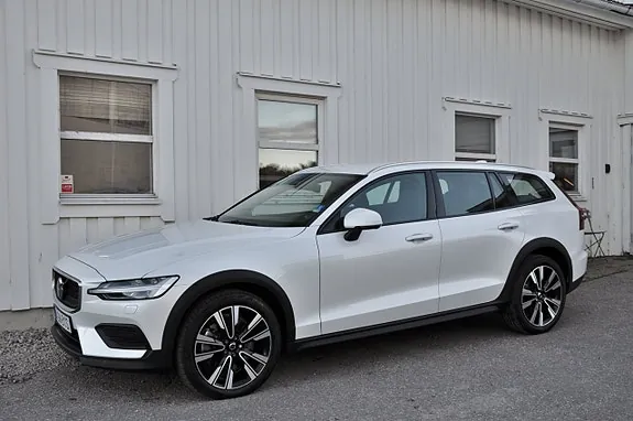 Volvo V60 Cross Country 2023 photo 2