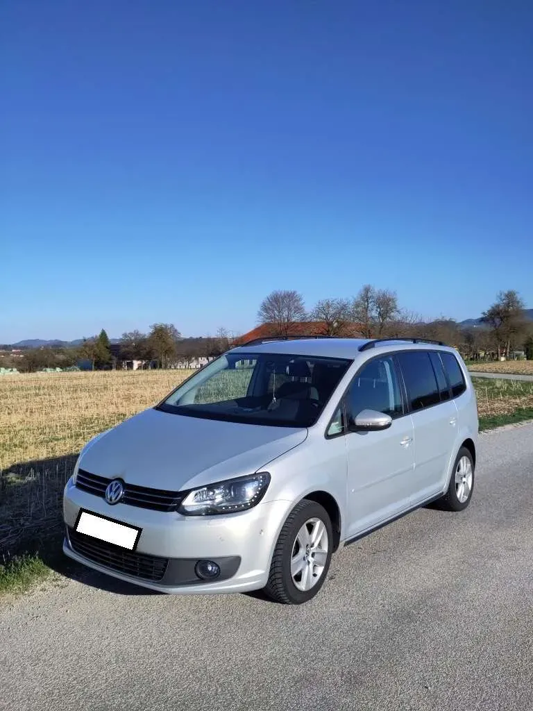 Volkswagen Touran 2011 photo 2