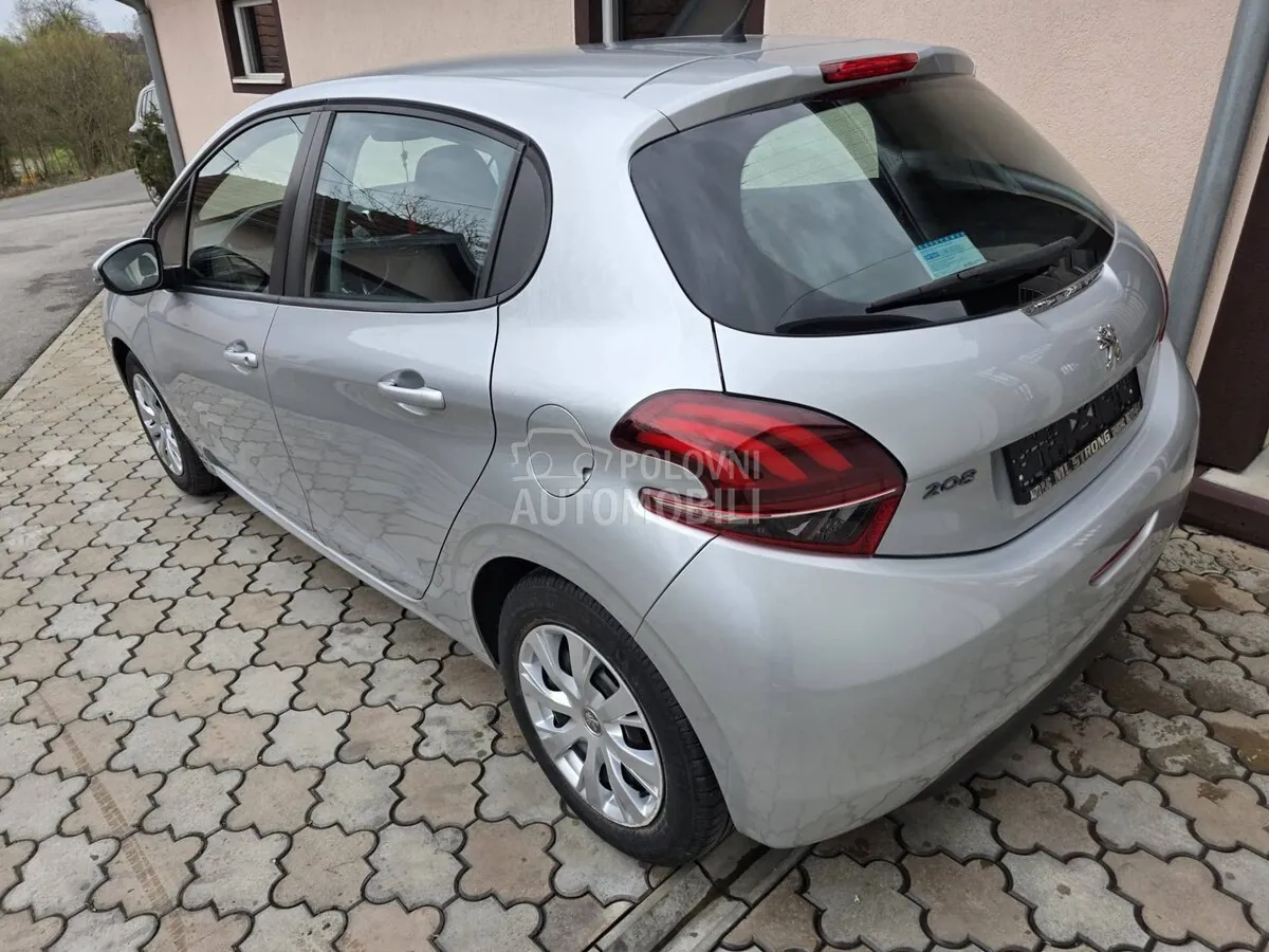 Peugeot 208 2015 photo 3