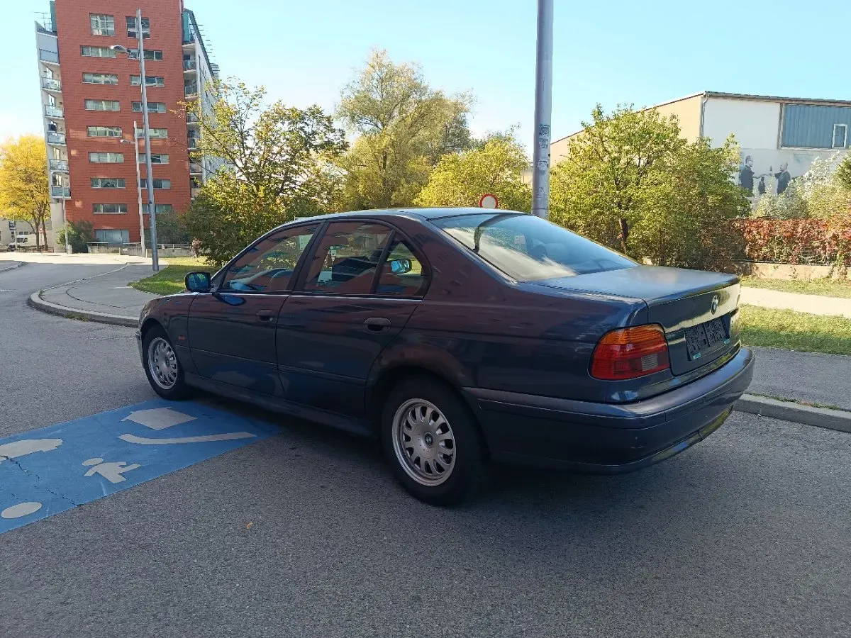 BMW 5 Series 2002 photo 2