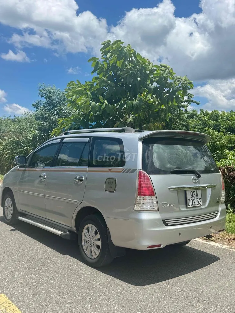 Toyota Innova 2010 photo 2