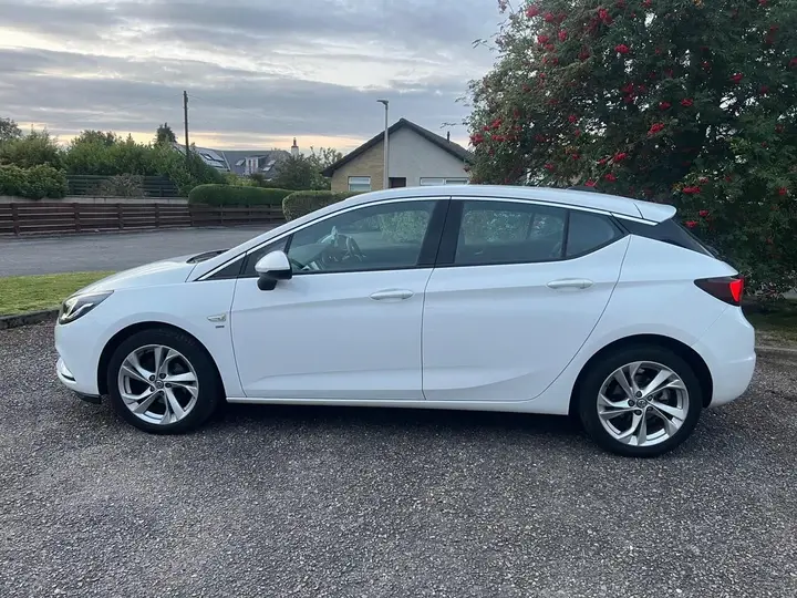 Vauxhall Astra 2017 photo 2