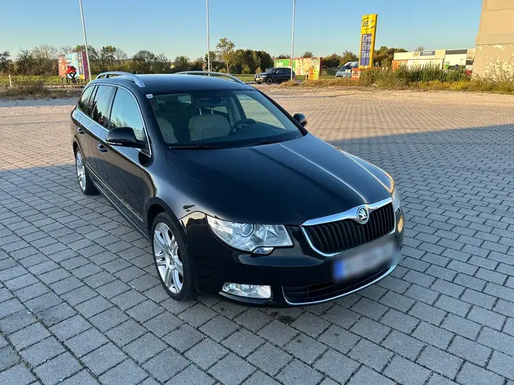 Skoda Superb 2012 photo 2