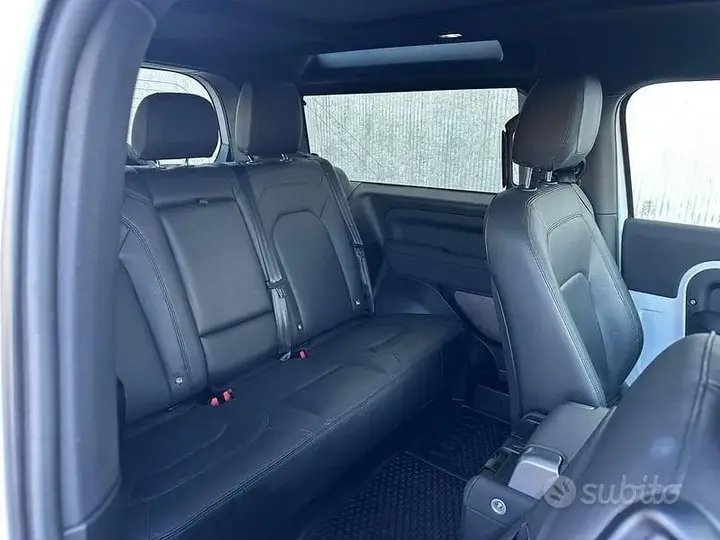 Land Rover Defender 2023 photo 5