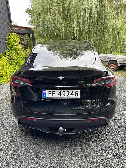 Tesla Model Y 2023 photo 2